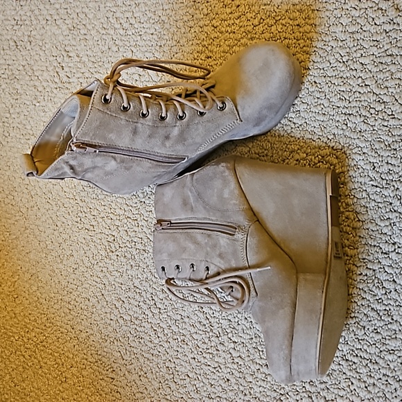 Shï brand, platform wedge, ankle high boots. Beige/Camel color with foux suede. - Picture 5 of 6